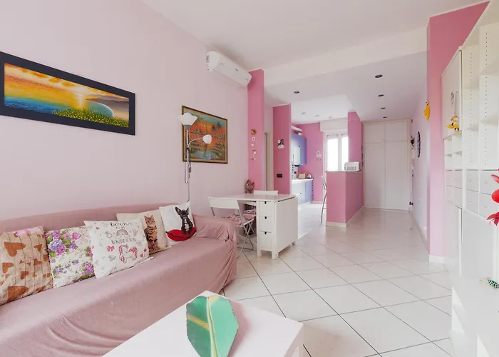 Guesthost - Mac Mahon - Colorful Apartment With Balcony!