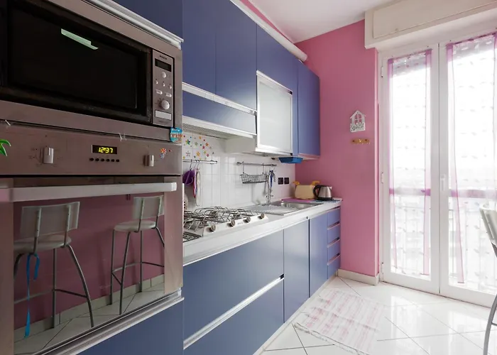 Guesthost - Mac Mahon - Colorful Apartment With Balcony!