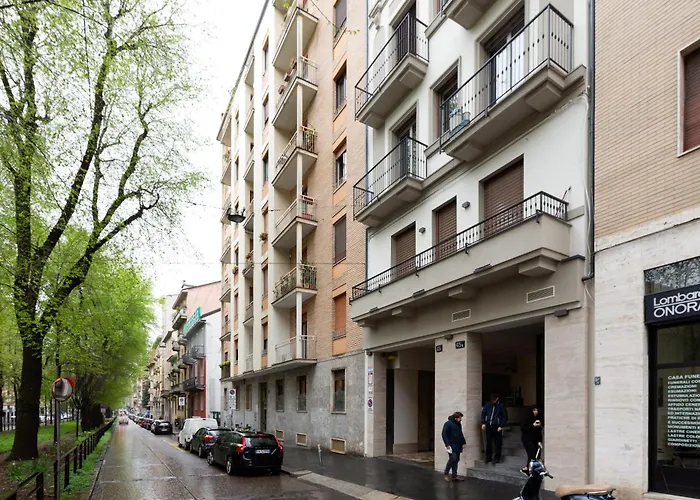 Guesthost - Mac Mahon - Colorful Apartment With Balcony!